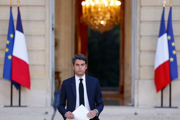 El primer ministro francés, Gabriel Attal, llega para pronunciar un discurso tras los primeros resultados de la segunda vuelta de las elecciones legislativas francesas en Matignon, París, el 7 de julio de 2024. (Foto de Ludovic MARIN / AFP)