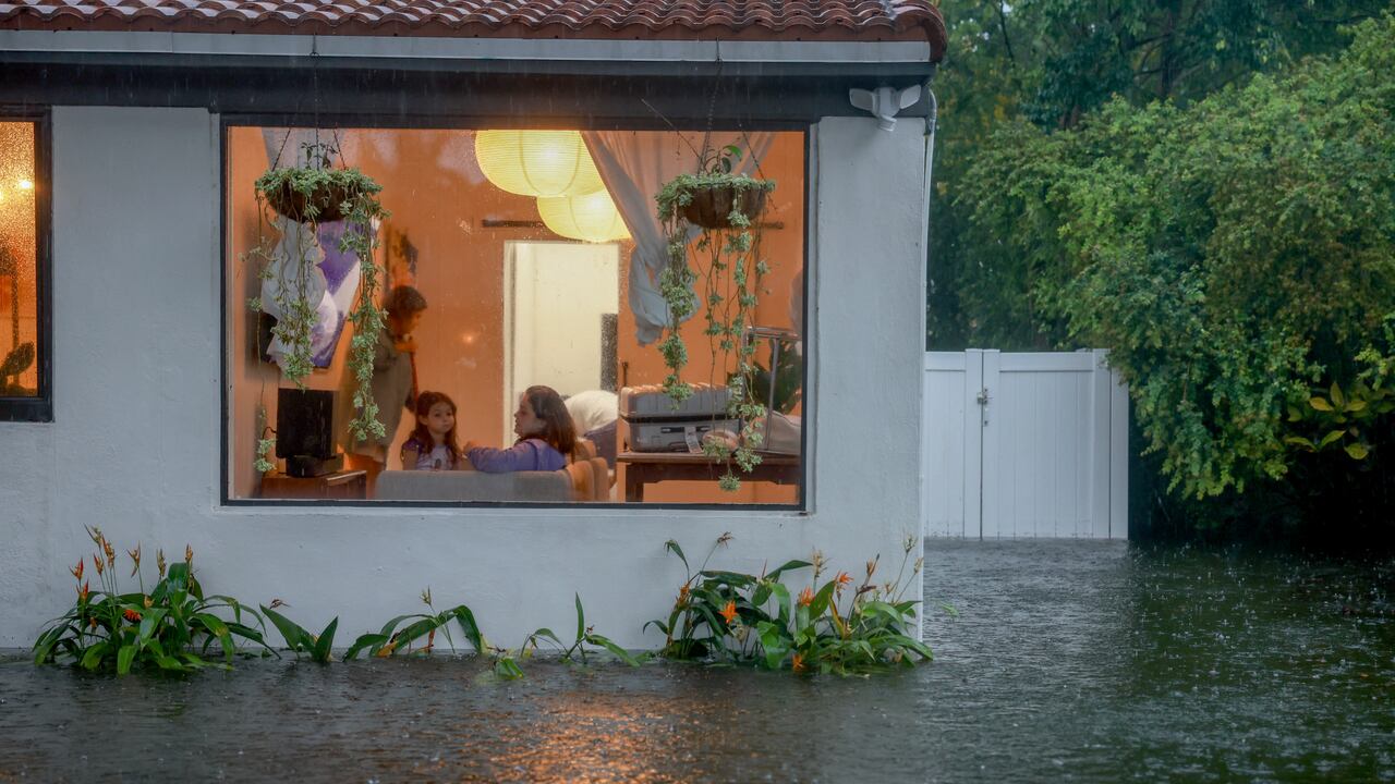 Las aguas de la inundación rodean una casa el 12 de junio de 2024, en Hollywood, Florida. A medida que la humedad tropical pasa por la zona, algunas zonas se han inundado debido a las fuertes lluvias. Joe Raedle/Getty Images/AFP (Photo by JOE RAEDLE / GETTY IMAGES NORTH AMERICA / Getty Images via AFP)