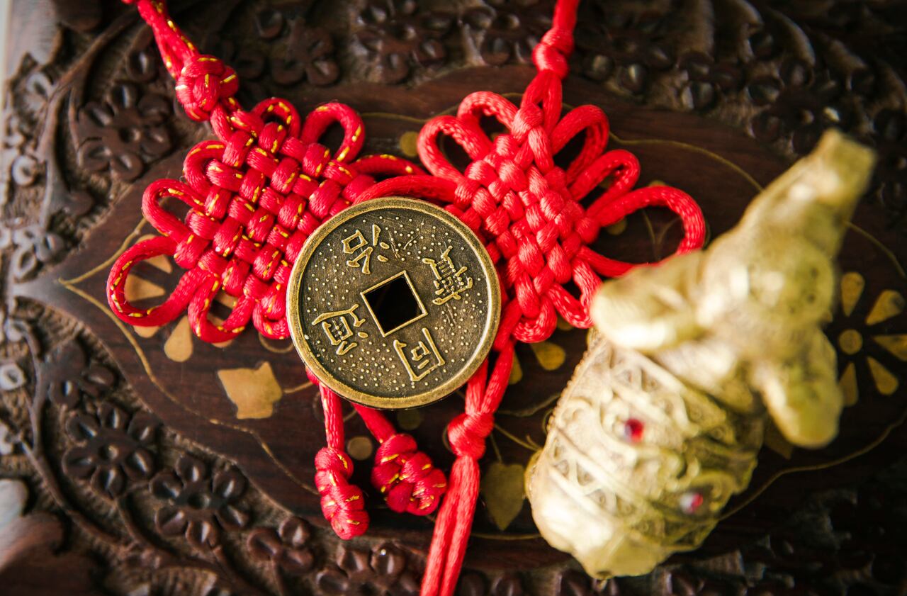 Descubra el impacto del ritual con monedas chinas y cómo puede transformar un hogar.