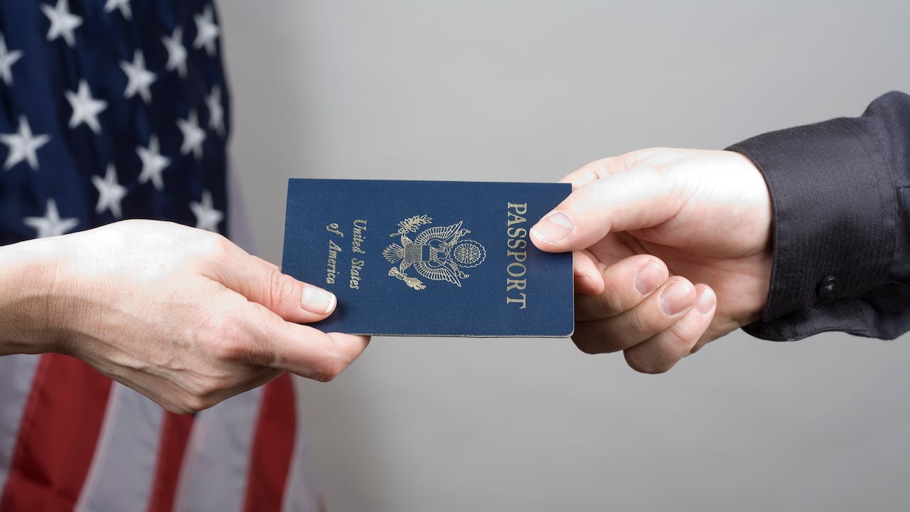 A medida que se acerca el tercer mes del año 2024, los mexicanos que planean solicitar una visa americana deben informarse sobre los posibles cambios en las tarifas y ajustar sus planes en consecuencia.