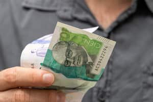 50 y 100 pesos colombianos, Billetes en mano, Denominación más alta, Concepto financiero, Dinero de Colombia billetes