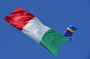 La bandera italiana se despliega durante una exhibición previa al Gran Premio de Fórmula Uno de Toscana, en el circuito de Mugello en Scarperia, Italia, el domingo 13 de septiembre de 2020 (Jennifer Lorenzini, AP).
