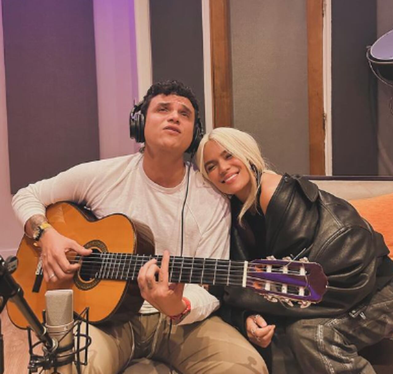 Silvestre Dangond y Karol G graban canción juntos y las redes sociales estallan de emoción.