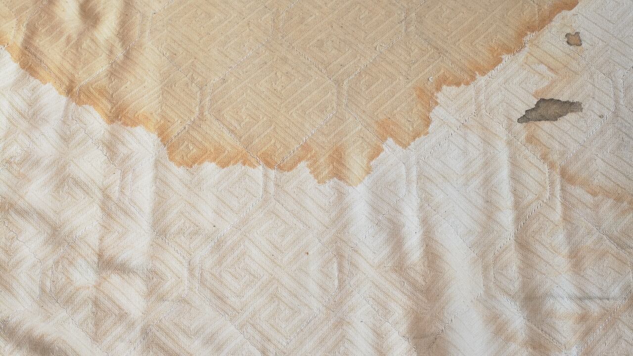El desgaste y algunos productos para su limpieza pueden generar manchas en el colchón.