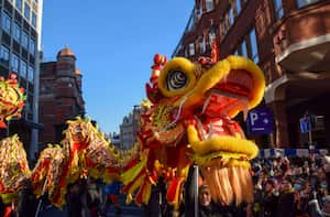 Las raíces del Año Nuevo Chino se sumergen en la rica mitología china, donde la leyenda del monstruo Nian revela la esencia de esta celebración.