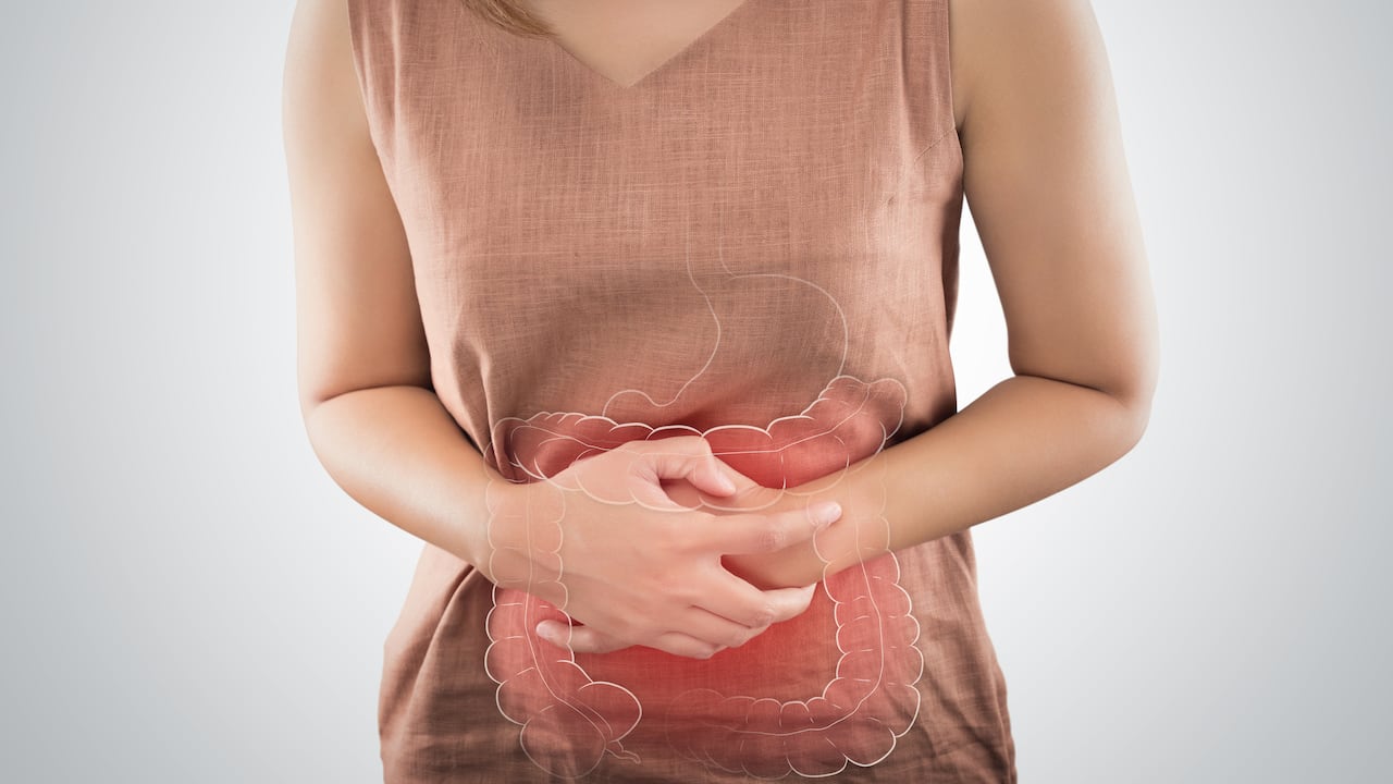 No tener un colon limpio puede llevar a varios problemas como hinchazón abdominal, falta de energía o dolores en la espalda y la cabeza.