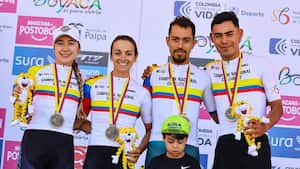 Los ganadores de la prueba contrarreloj del Campeonato Nacional de Ruta 2024. De izquierda a derecha: Carolina Vargas, Diana Peñuela, Daniel Felipe Martínez y Freddy Alejandro Ávila.