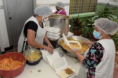 En el barrio san Nicolás de Cali, El comedor comunitario "El Samaritano" reparten cada día 130 almuerzos  a personas en situación de calle e inmigrantes venezolanos y Gracias al apoyo del banco de alimentos se entregan 2600 raciones de comida al mes a esta población.