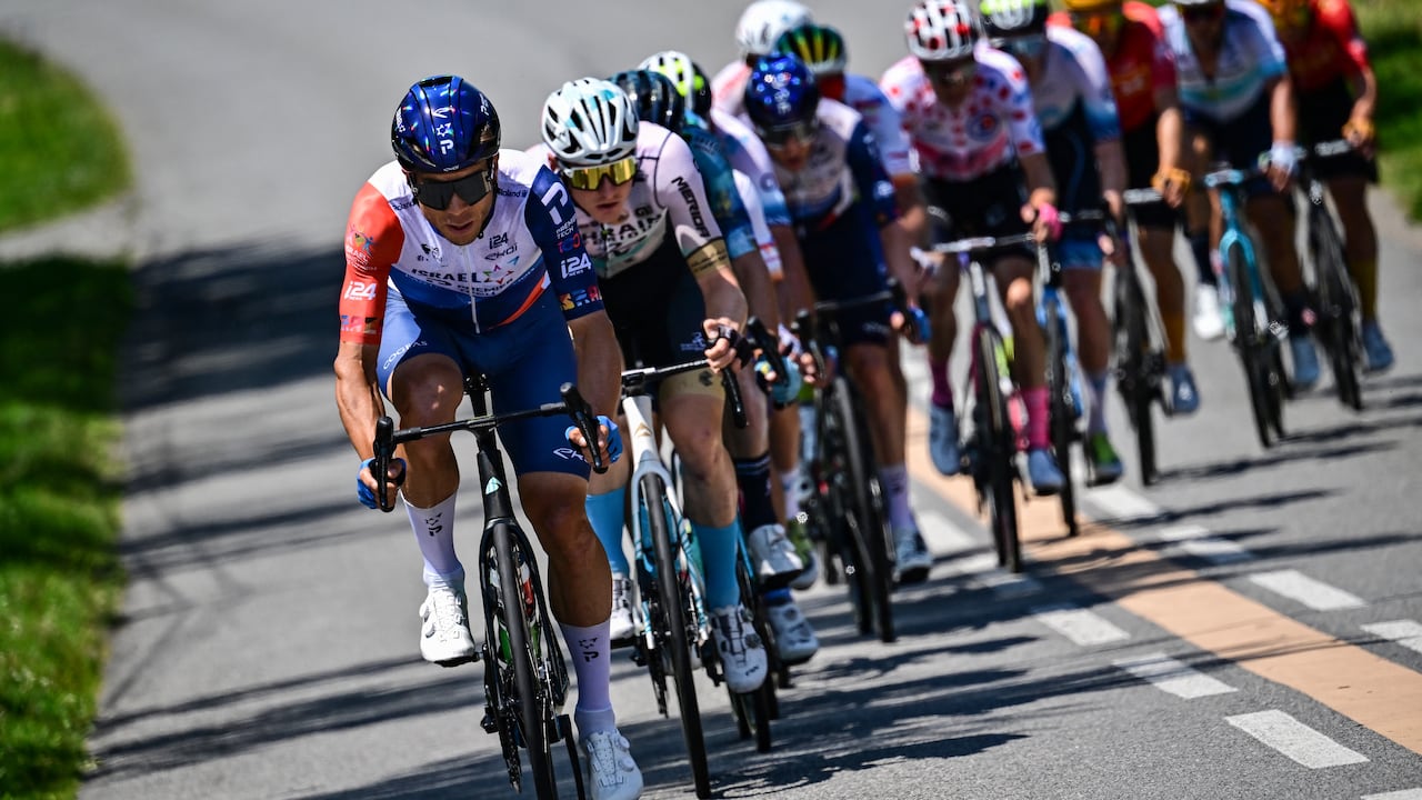 Israel - El ciclista canadiense de Premier Tech, Guillaume Boivin, lidera una fuga durante la 9.ª etapa de la 110.ª edición de la carrera ciclista del Tour de Francia, de 182,5 km entre Saint-Leonard-de-Noblat y Puy de Dome, en el centro de Francia, en julio. 9, 2023. (Foto de Marco BERTORELLO / AFP)