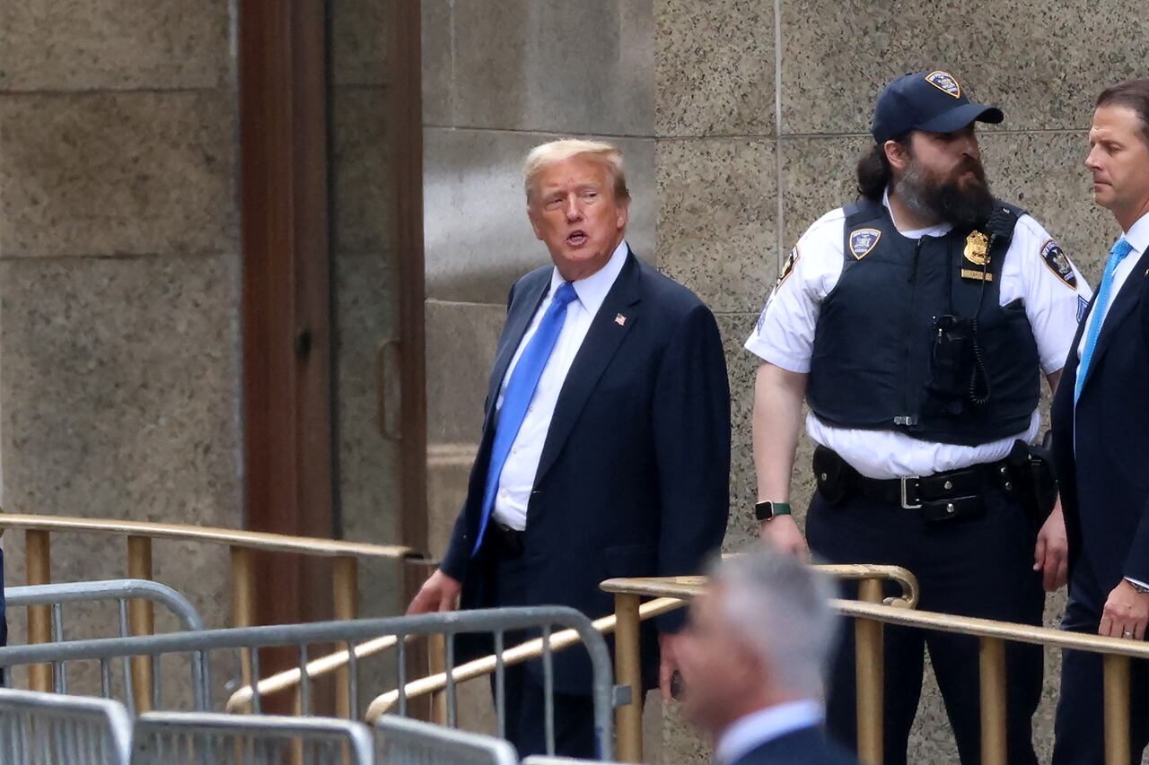 El expresidente estadounidense y candidato presidencial republicano Donald Trump abandona el Tribunal Penal de Manhattan después de ser declarado culpable.