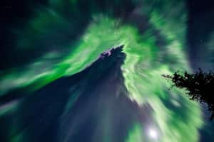 Aurora boreal iluminando el cielo, en Tepasto, Finlandia, 5 de marzo de 2023. 