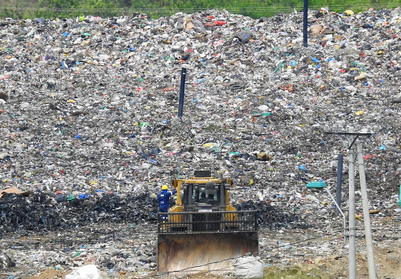 Cada día, 3200 toneladas de residuos sólidos llegan a los rellenos sanitarios del Valle del Cauca. La mayor parte termina en Colomba-El Guabal, ubicado en el municipio Yotoco. Este es el sitio de disposición final de los residuos que se generan en los diferentes municipios del departamento del Valle del Cauca, incluyendo Cali.