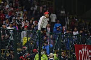 La hinchada del Junior el Bogotá tuvo un mal comportamiento durante el partido entre La Equidad y el Junior de Barranquilla por la fecha 6 del segundo semestre de la Liga colombiana 2023.