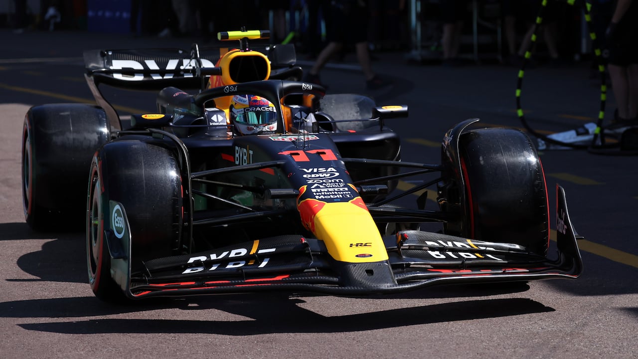 El piloto de Red Bull Sergio Pérez de México conduce su auto durante la sesión de clasificación previa al Gran Premio de Mónaco de Fórmula Uno en el autódromo de Mónaco, en Mónaco, el sábado 25 de mayo de 2024. (Claudia Greco/Pool Photo vía AP)