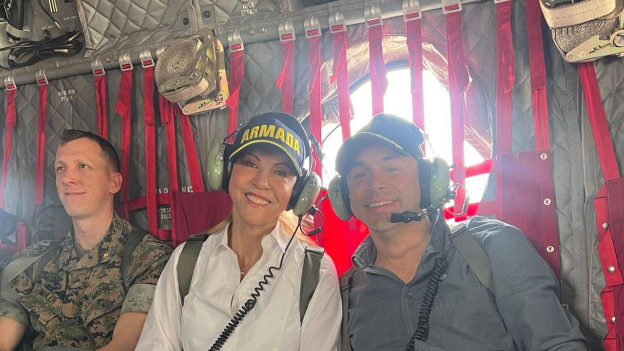 Dilian Francisca Toro y Alejandro Edee en entrenamiento que realiza en el portaaviones USS George Washington, el más grande del mundo.