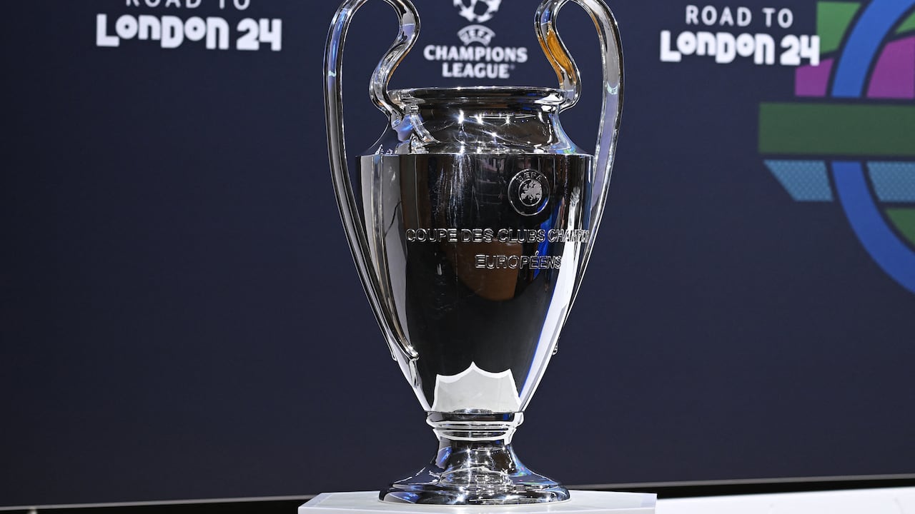 Esta fotografía tomada el 18 de diciembre de 2023 muestra la copa de la Liga de Campeones de la UEFA antes del sorteo de octavos de final del torneo de fútbol de la Liga de Campeones de la UEFA 2023-2024 en la Casa del Fútbol Europeo en Nyon. (Foto de Fabrice COFFRINI / AFP)