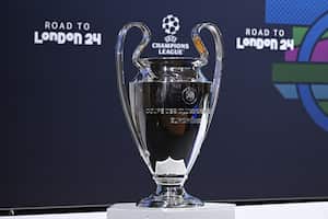 Esta fotografía tomada el 18 de diciembre de 2023 muestra la copa de la Liga de Campeones de la UEFA antes del sorteo de octavos de final del torneo de fútbol de la Liga de Campeones de la UEFA 2023-2024 en la Casa del Fútbol Europeo en Nyon. (Foto de Fabrice COFFRINI / AFP)