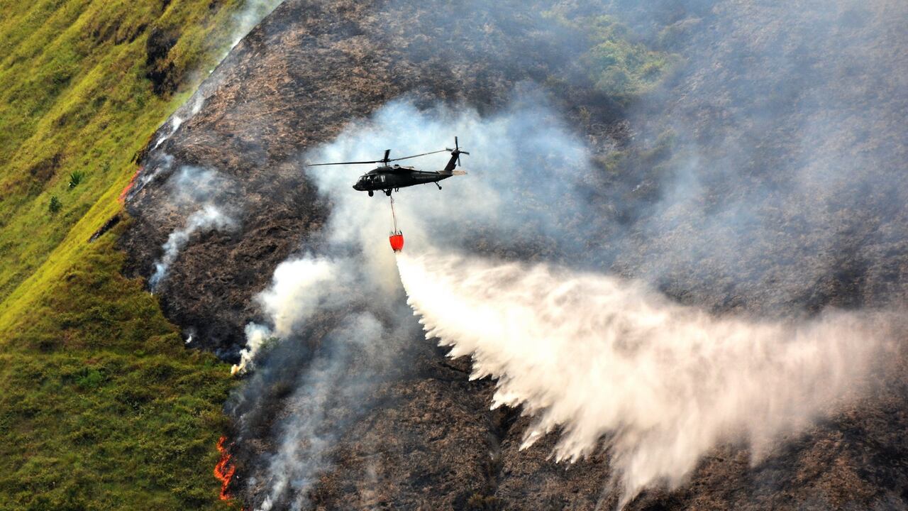 Un helicóptero está apoyando las labores para apagar el incendio forestal en Cali.