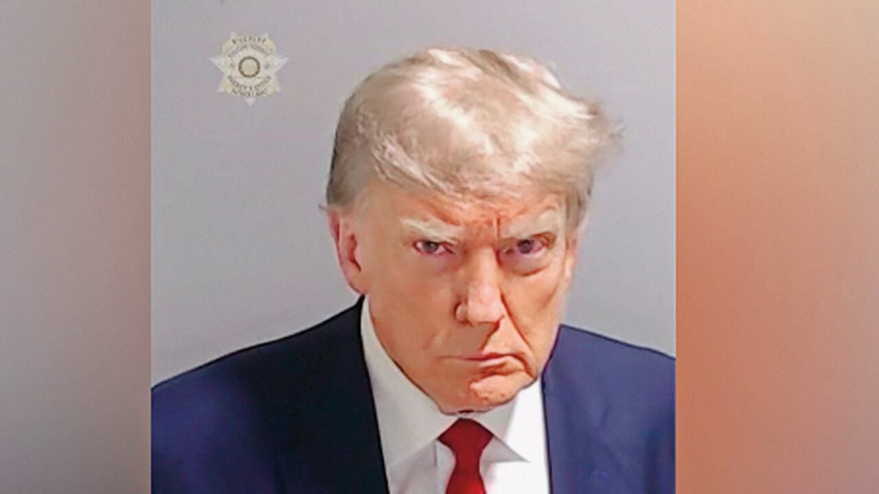 Donald Trump pasó a la historia como el primer exmandatario de Estados Unidos en tener una foto policial, en medio de las acusaciones en Georgia por sus supuestas actuaciones en las elecciones de 2020.