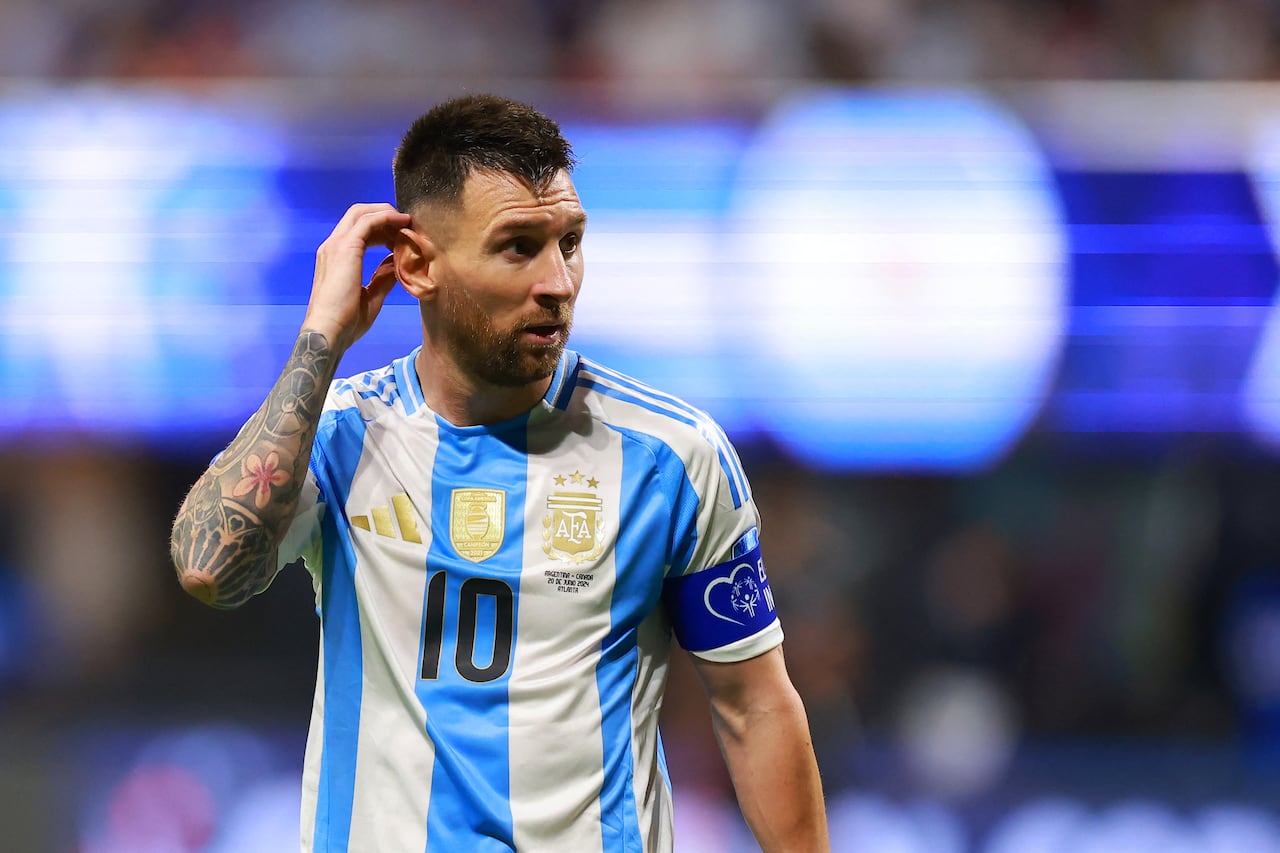 ATLANTA, GEORGIA - JUNE 20: Lionel Messi of Argentina gestures during the CONMEBOL Copa America group A match between Argentina and Canada at Mercedes-Benz Stadium on June 20, 2024 in Atlanta, Georgia.   Hector Vivas/Getty Images/AFP (Photo by Hector Vivas / GETTY IMAGES NORTH AMERICA / Getty Images via AFP)