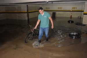 El Alcalde de la ciudad Alejandro Eder estuvo en diferentes puntos, revisando los daños ocasionados por las fuertes lluvias del pasado miércoles en Santiago de Cali.