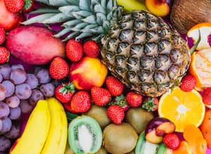 Las frutas aportan vitaminas, antioxidantes, fibras y nutrientes al ser humano. Por lo tanto, hay que saber cuándo aceptar o desechar las creencias populares que se tienen sobre el consumo de estas.