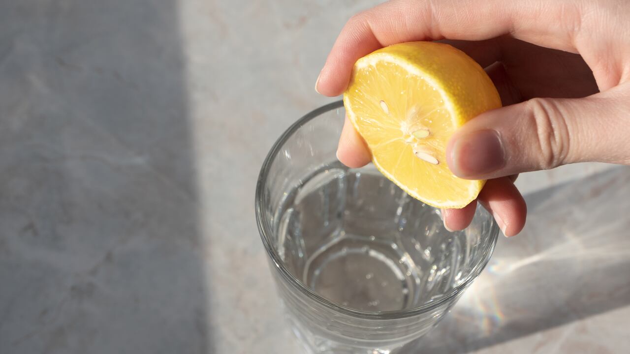 El agua con limón también ayuda a cuidar la piel.