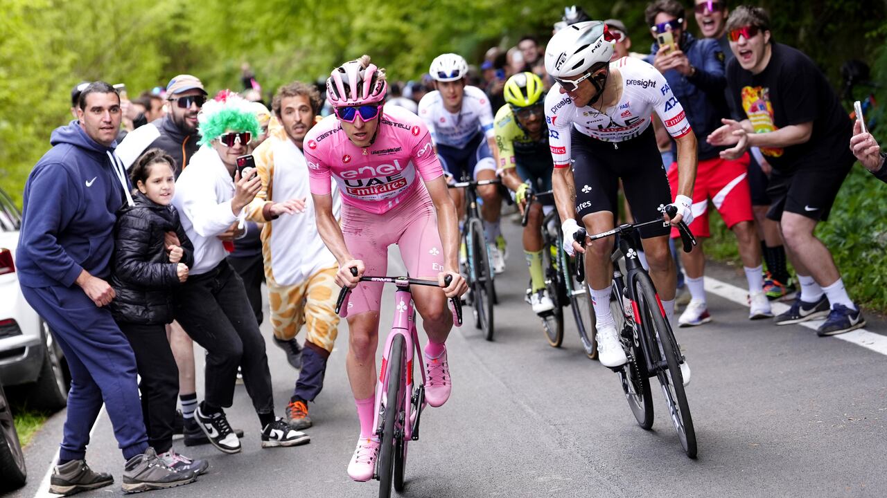 El esloveno Tadej Pogacar, vestido con la camiseta rosa del líder general de la carrera, pedalea durante la vigésima etapa de la carrera ciclista Giro d'Italia desde Alpago hasta Bassano del Grappa, Italia, el sábado 25 de mayo de 2024. (Fabio Ferrari/LaPresse vía AP )