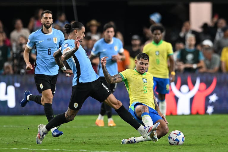 LAS VEGAS, NEVADA - JULY 06: Darwin Nu�ez of Uruguay and Bruno Guimaraes of Brazil battle for the ball during the CONMEBOL Copa America 2024 quarter-final match between Uruguay and Brazil at Allegiant Stadium on July 06, 2024 in Las Vegas, Nevada.   Candice Ward/Getty Images/AFP (Photo by Candice Ward / GETTY IMAGES NORTH AMERICA / Getty Images via AFP)
