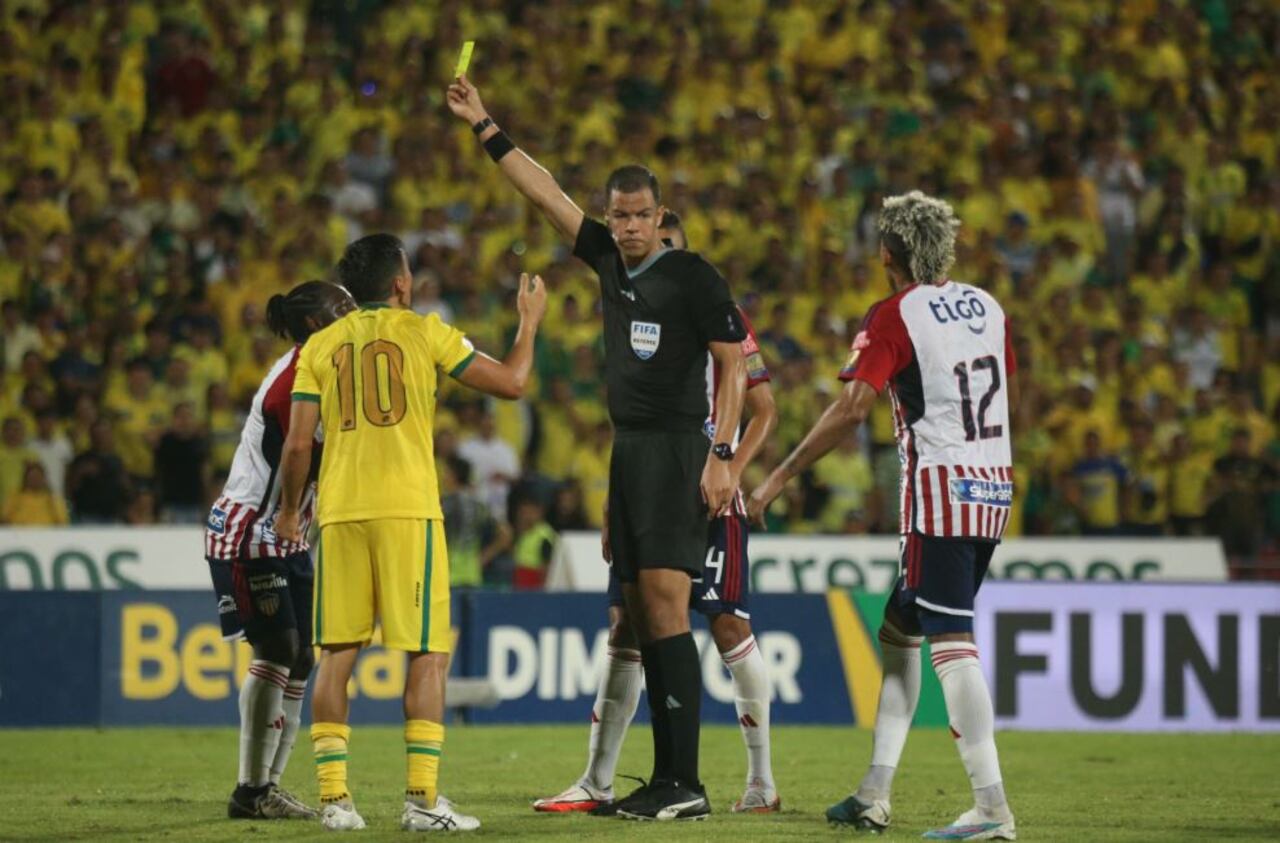 El árbitro John Ospina sacó varias amarillas y una roja en el duelo Bucaramanga-Junior.