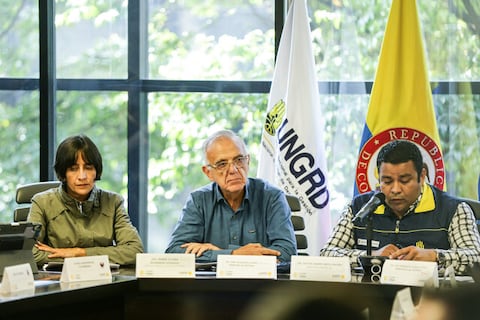 La ministra de Ambiente Susana Muhamad, el ministro de Defensa, Iván Velazquez y el ministro del Interior, Luis Fernando Velazco, participan de un PMU nacional para evaluar las emergencias que se presentan en el país.