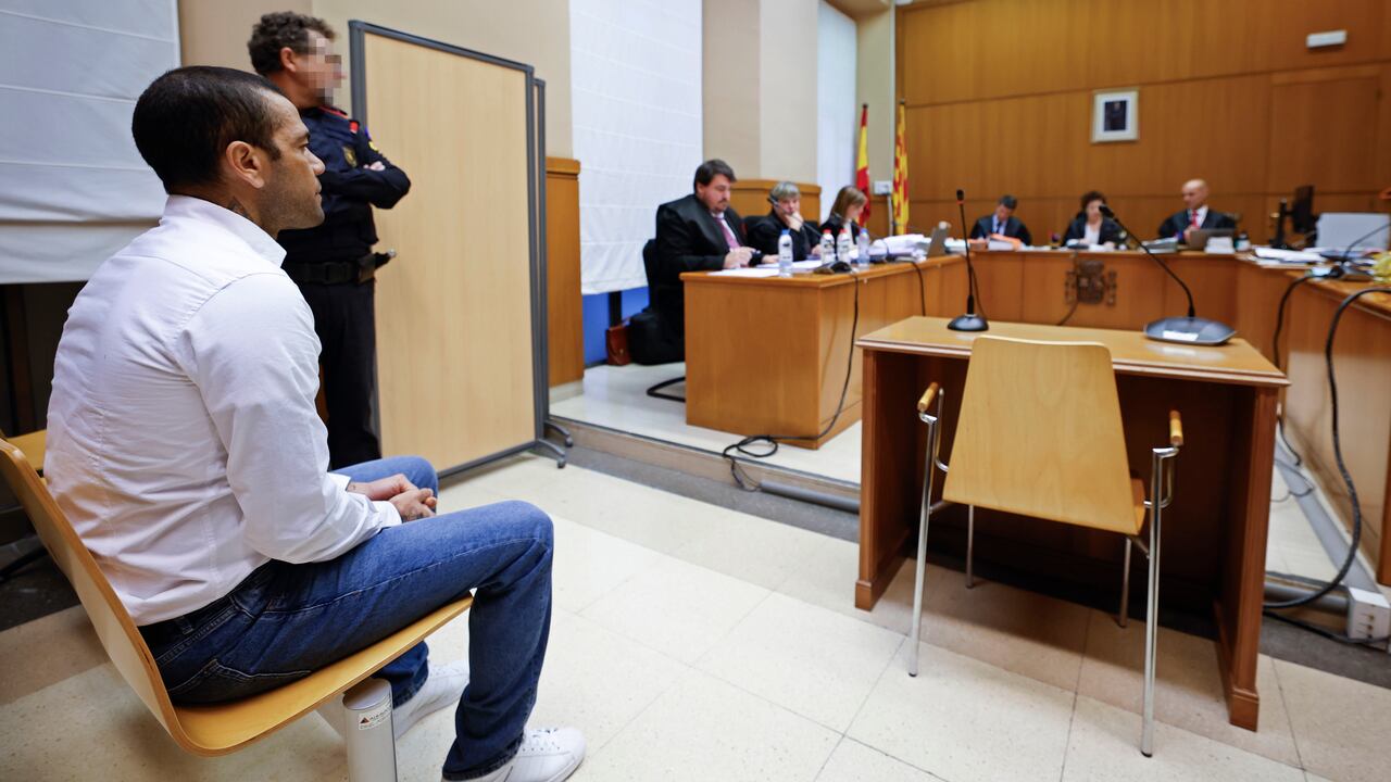 El futbolista brasileño Dani Alves se ve sentado durante su juicio en Barcelona, España, el lunes 5 de febrero de 2024. Alves, ex del Barcelona, es acusado por abusar sexualmente a una mujer en la noche del 30 de diciembre de 2022. El jugador de 40 años ha rechazado las acusaciones. (Alberto Estevez/Pool Foto via AP)