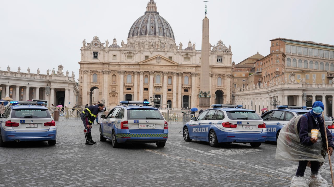 La policía italiana hace cumplir la seguridad en la Plaza de San Pedro en el Vaticano, el sábado 13 de mayo de 2023