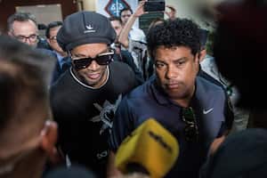 Ronaldinho, a la salida de la Fiscalía paraguaya este jueves.
