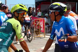 Nairo Quintana hablando con Daniel Felipe Martínez en el Giro de Italia 2024