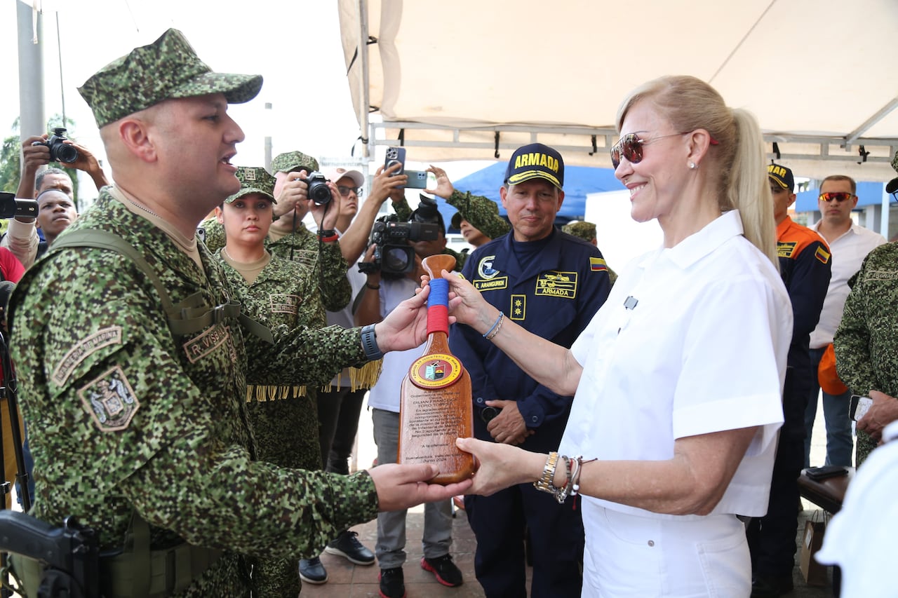 Con esta dotación entregada en el inicio de la jornada descentralizada que la Gobernación del Valle del Cauca asiste en el Distrito Especial, la mandataria departamental hizo un reconocimiento a la Armada Nacional.
