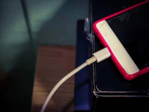 Los malos hábitos la cargar el celular pueden dañar la batería.