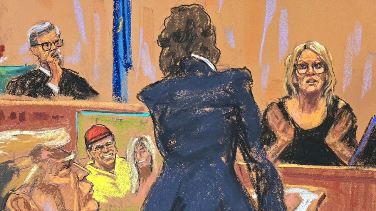 Stormy Daniels es interrogada por la fiscal Susan Hoffinger ante el juez Juan Merchan durante el juicio penal del expresidente estadounidense Donald Trump acusado de falsificar registros comerciales para ocultar dinero pagado para silenciar a la estrella porno Stormy Daniels en 2016