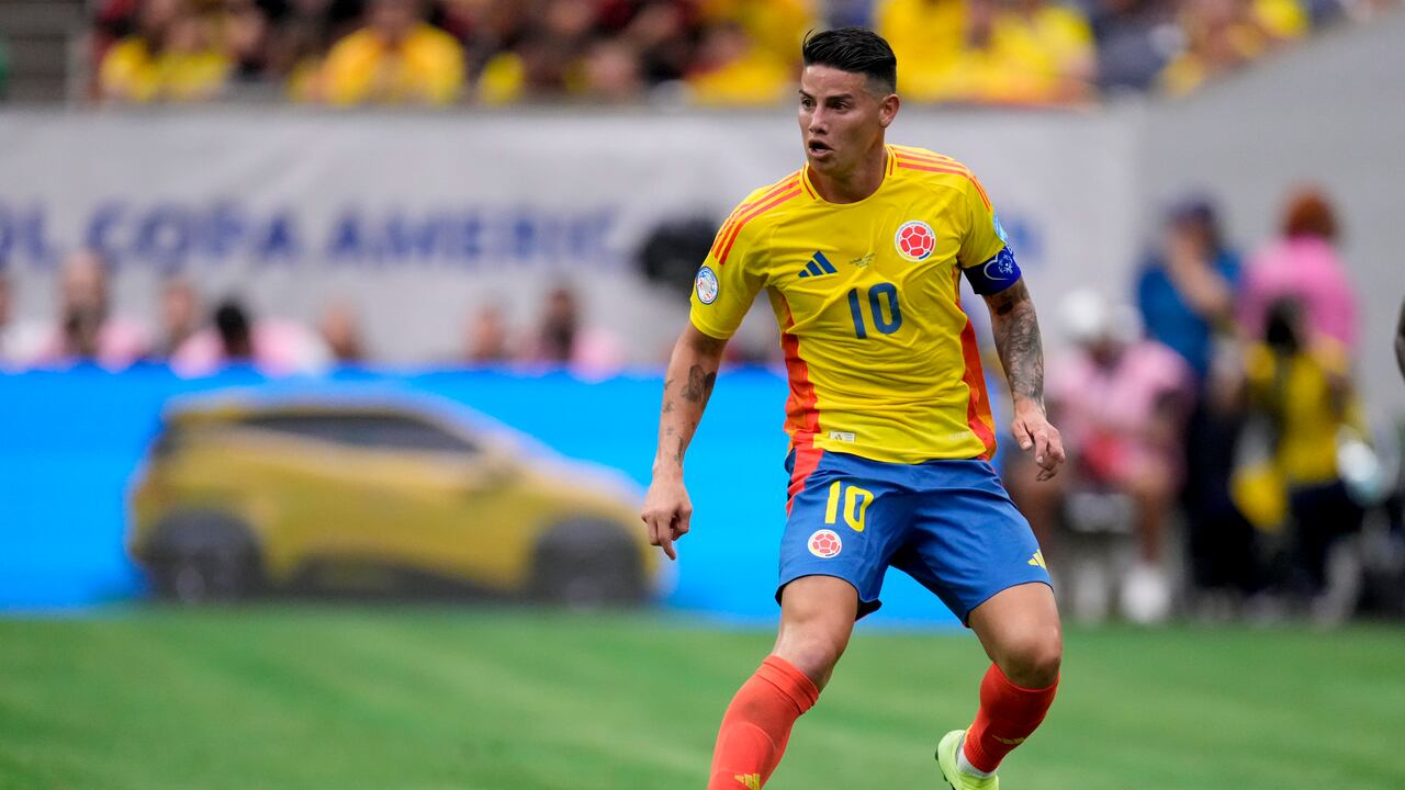 Colombia's James Rodriguez controls the ball during a Copa America Group D soccer match against Paraguay in Houston, Monday, June 24, 2024. (AP Photo/Kevin M. Cox)