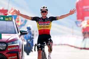 Luego de sufrir en la etapa 13 de la Vuelta a España, el belga Remco Evenepoel sumó otra victoria.