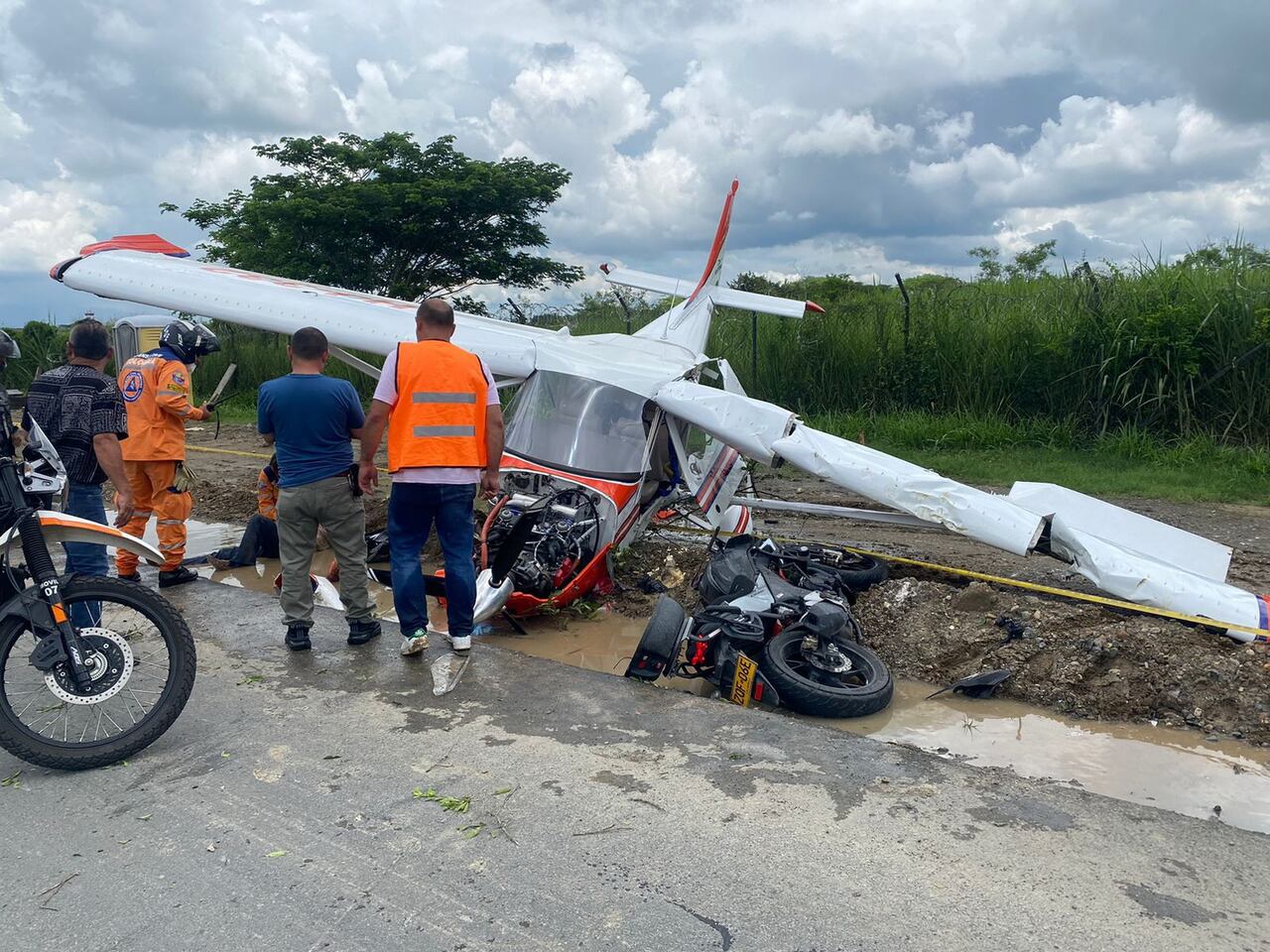 Cae avioneta en el Aeropuerto de Cartago y lesiona al conductor de una motocicleta que pasaba por la vía. Crédito. NOTICIAS CARTAGO.