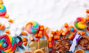 El consumo excesivo de azúcar puede afectar la regulación del apetito y las hormonas relacionadas con la saciedad, resultando en antojos y dificultad para resistirse a los alimentos azucarados.