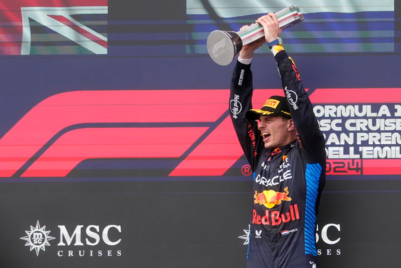 El piloto de Red Bull Max Verstappen de Países Bajos celebra en el podio después de ganar el Gran Premio de Fórmula 1 de Emilia Romagna de Italia en el circuito Dino y Enzo Ferrari en Imola, Italia, el domingo 19 de mayo de 2024. (Foto AP/Luca Bruno)