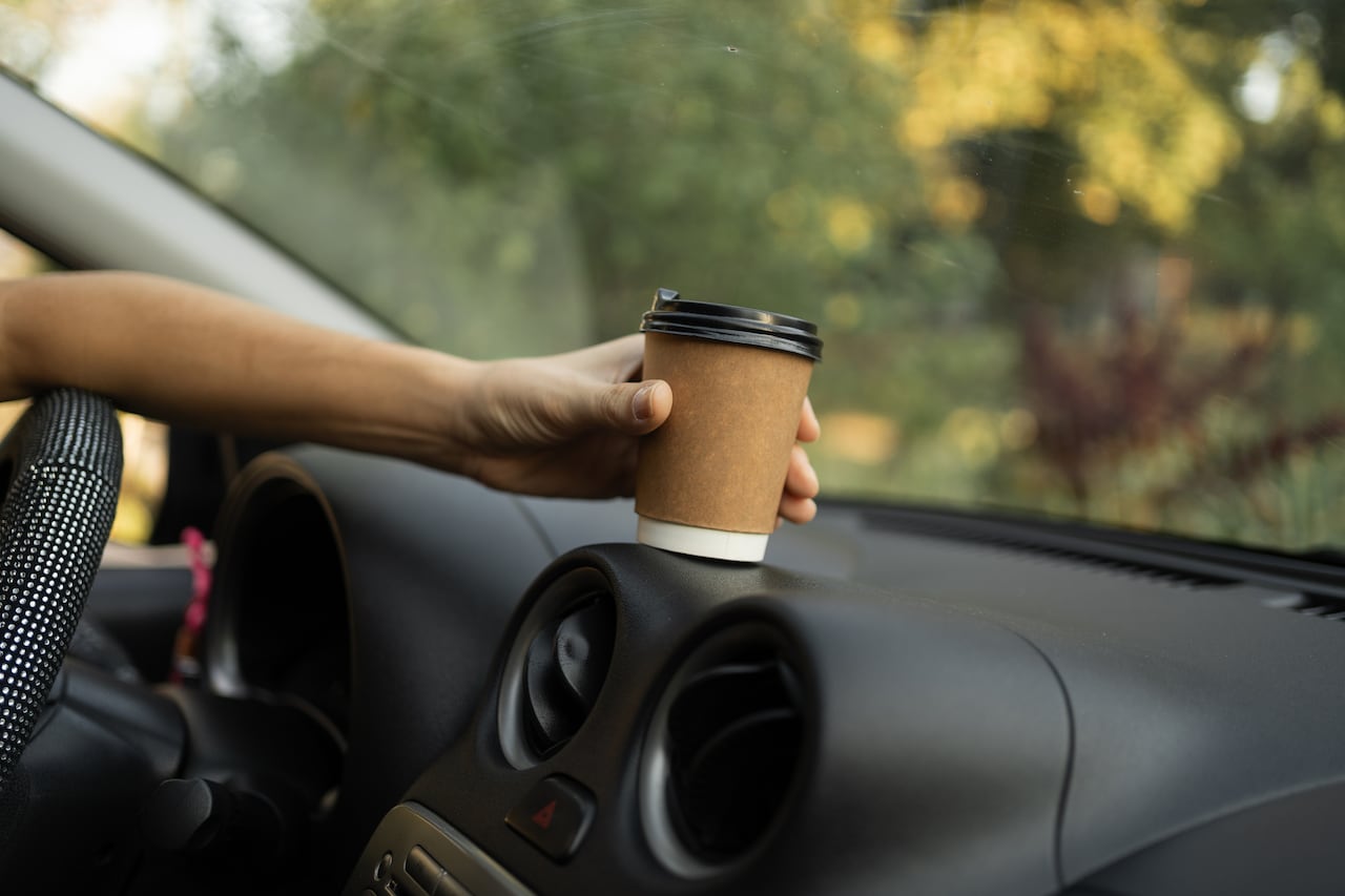 En la búsqueda de una solución efectiva para eliminar los olores persistentes en un vehículo, el café y el bicarbonato se unen en un poderoso truco casero que deja el carro con un aroma fresco y agradable.