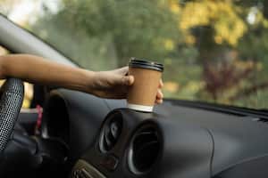 Se revela el secreto para refrescar el interior de un automóvil de manera económica y natural. Un sencillo truco casero con café y bicarbonato puede transformar por completo el aroma del carro.