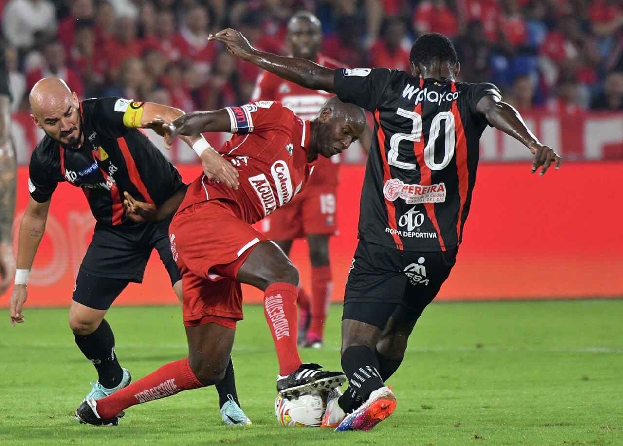 Adrián Ramos disputa un balón con dos jugadores del Deportivo Pereira en duelo de la jornada 15 de la Liga.