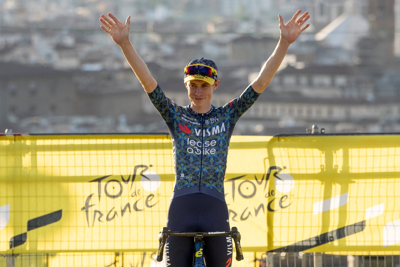 Así saludaba 'Vinge' a los fanáticos en la presentación del Tour de Francia 2024.