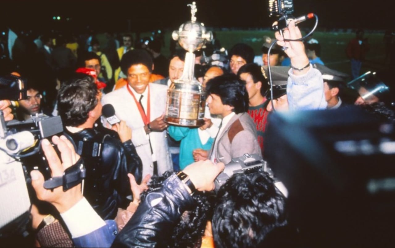 Francisco Maturana alzando la Copa Libertadores de 1989.