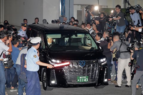 Esta fotografía tomada el 31 de julio de 2023 muestra un vehículo que transporta al actor japonés de Kabuki Ennosuke Ichikawa, quien había sido acusado de ayudar a sus padres a suicidarse, saliendo de la estación de Harajuku del Departamento de Policía Metropolitana de Tokio.
​