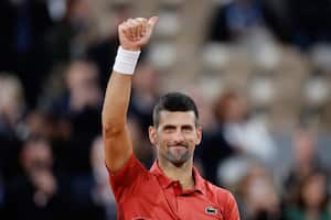 El serbio Novak Djokovic celebra ganar su partido de segunda ronda del Abierto de Francia de tenis contra el español Roberto Carballés Baena en el estadio Roland Garros de París, el jueves 30 de mayo de 2024. (Foto AP/Jean-Francois Badias)